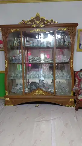 “Lemari Pajangan Kayu jati ,Ukir Klasik + Kaca, Bekas, Masih Bagus”