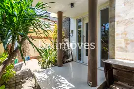 Rumah Tiga Kamar Tidur Di Tepi Pantai Padanggalak