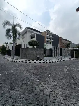 Dijual Rumah Pojok Mewah Darmo Permai Selatan