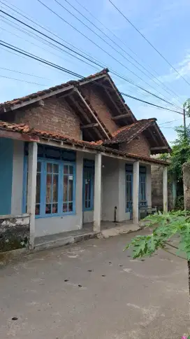 Disewakan rumah pinggir jalan kampung