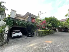 RUMAH MEWAH 2 LANTAI ISTIMEWA DAN NYAMAN FULL TAMAN DALAM PERUMAHAN