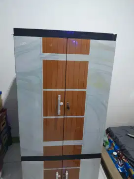 Lemari pakaian gantung dan lipat