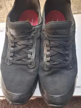 sepatu skecers bekas