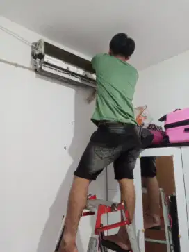 SERVICE AC BONGKAR PASANG AC, CUCI AC TAMBAH FREON DLL