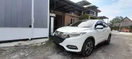 Honda HRV SE matic tahun 2021 warna putih.