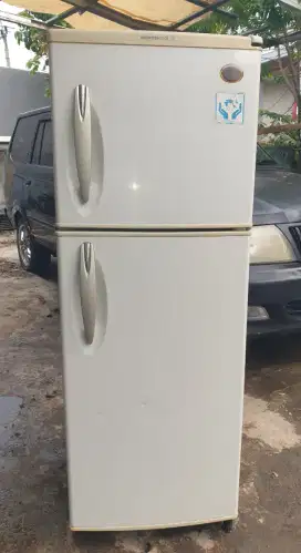 Di jual kulkas 2 pintu siap pakai