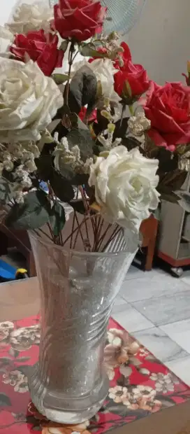 Pot pecah belah dan bunga plastik