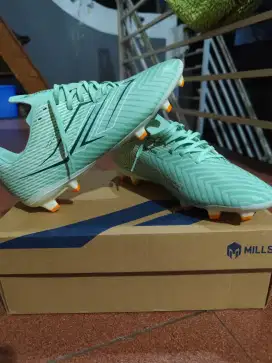 Sepatu bola Mills cyclops