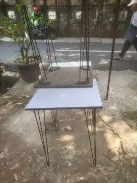 Meja cafe dengan bangku plastiknya