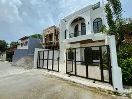 RUMAH 2 LANTAI, MEWAH DEKAT MAGUWOHARJO, SLEMAN