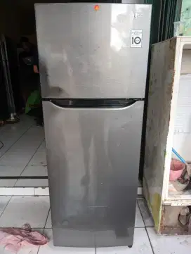 dijual cepat kulkas 2 pintu