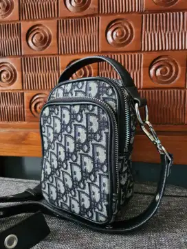 Tas selempang kecil Christian Dior mulus