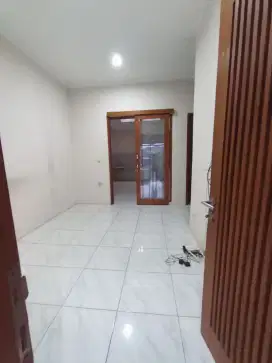 DISEWAKAN RUMAH KOTA BALI ADA TERAS BALKON