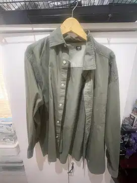 kemeja uniqlo hijau