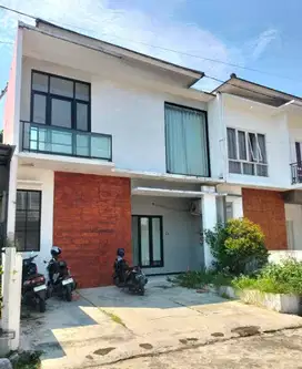 Rumah mewah  bonus kolam dekat kampus unika bsb