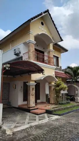 Rumah nyaman lokasi strategis dan siap huni