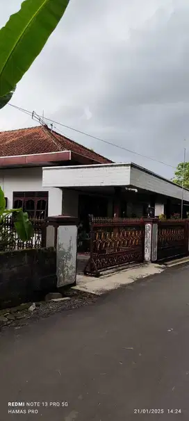 Rumah dengan tanah luas lingkungan nyaman dan strategis seyegan