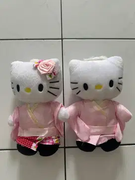 Sepasang boneka hello kitty
