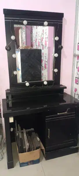 DI LELANG PERALATAN  SALON