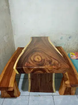 MEJA KAYU TREMBESI SOLIT UTUH