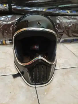 Helm cakil bekas