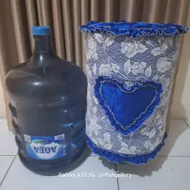 Set Galon Aqua Isi Full dan Sarung Galon Biru Bersih Siap Pakai