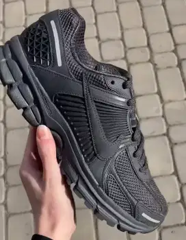 Sepatu Nike Zoom Vomero 5 Ukuran 42