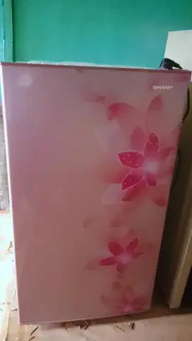 Kulkas 1pintu Sharp kirei,siap pakai.