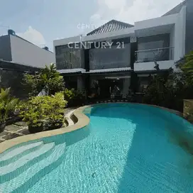 Rumah Mewah Strategis Ada Kolam Renang Di Duren Sawit S8958