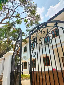 Dijual Rumah Sekolah Kencana di Pondok Indah