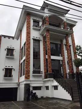 KEBAYORAN BARU GEDUNG 3 LANTAI + BASEMENT AREA STRATEGIS BEST PRICE