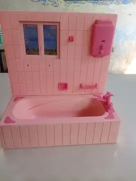 Mainan barbie bathup pink