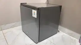 Kulkas Mini Bar Bekas Hisense 50L – Hemat Listrik & Ringkas