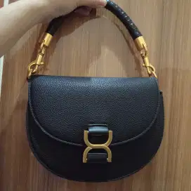 Tas import hitam