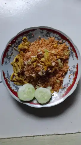 Nasi goreng bahari lalapan