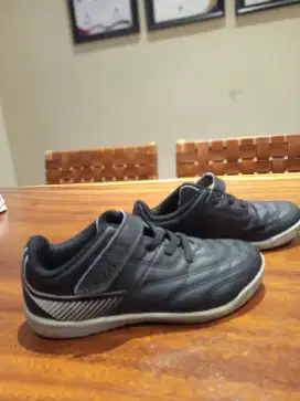 Sepatu Futsal Anak Decathlon (Original)
