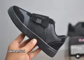 Sepatu sekolah anak warna hitam polos
