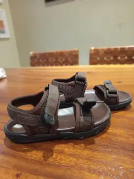 Sepatu sandal anak
