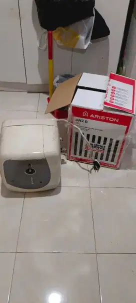 Pemanas air listrik water heater merk Ariston 15L kondisi rusak 499k