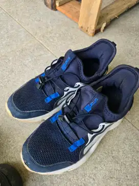 sepatu sekolah dan sepatu jalan anak