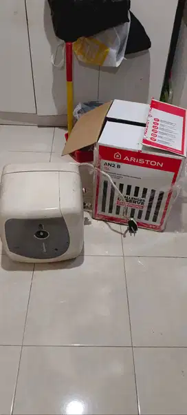 Pemanas air listrik water heater merk Ariston 15L rusak 499k ori bu