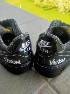 Nike Air Force 1 Full Black Venom Edition sz 40