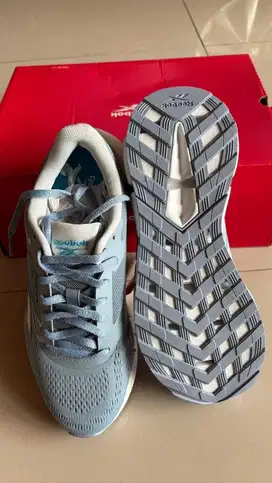 Sepatu running 650reebok baru