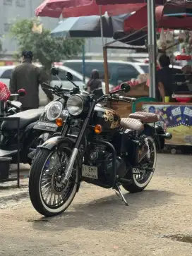 Royal Enfield Classic 500 stealthblack full custom