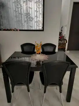Meja makan jati 4 kursi