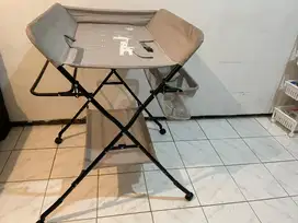Meja ganti popok bayi