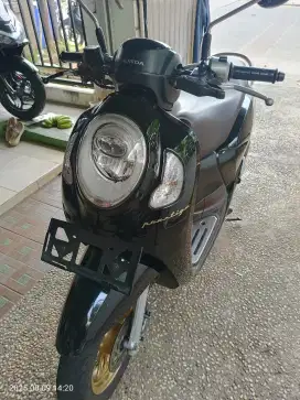 SCOOPY PRESTIGE HITAM 2021