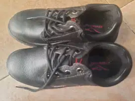 Sepatu safety merk cheetah