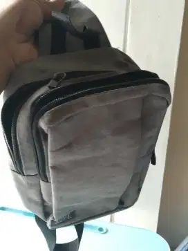 Tas slempang merek AUPE