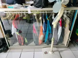 Lemari Etalase kaca